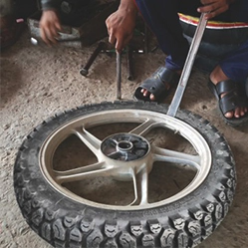 Perform bead to rim mounting using adequate levers. Finish this process just ahead of the wall